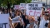 "Mos m'i le andrrat pa frymë", shkruhet në një pankartë gjatë një proteste kundër dhunës ndaj grave dhe vajzave e mbajtur në Prishtinë më 2022. 