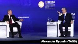 ვლადიმირ პუტინი და ყასიმ-ჟომართ ტოყაევი, კოლაჟი ს. პეტერბურგის ეკონომიკური ფორუმი, 2022 წ. 17 ივნისი