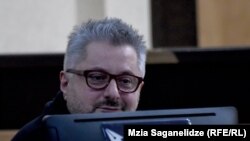 „მთავარი არხის" გენერალური დირექტორი ნიკა გვარამია სასამართლო პროცესზე, განაჩენის გამოცხადებამდე. 