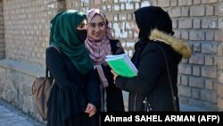 ارشیف: د کابل پوهنتون د ښځینه محصلانو یو انځور