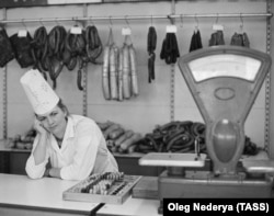 ძეხვის გამყიდველი ქალი, დონის როსტოვი, 1991 წელი.