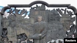 Казакстандын тунгуч президенти Нурсултан Назарбаевдин сүрөтү түшүрүлгөн металл тосмонун фрагменти. Соңку нааразылык акциялары учурунда анын жүзү ылайланган. Алматы, Казакстан, 11-январь, 2022-жыл