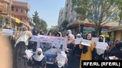 آرشیف - شماری از زنان معترض در شهر کابل
