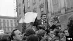 Лех Валэнса на руках у дэманстрантаў у Кракаве