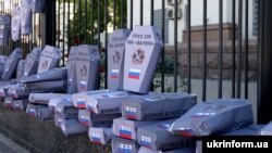 ფოტო არქივიდან: "ვაგნერის" წევრების სიმბოლური მუყაოს კუბოები დონბასში რუსეთის აგრესიის საწინააღმდეგო აქციაზე კიევში, რუსეთის საელჩოსთან. 2018 წლის ივნისი