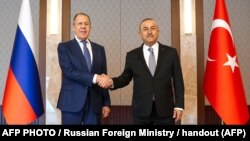 Министры иностранных дел России и Турции Сергей Лавров и Мевлют Чавушоглу (архив)