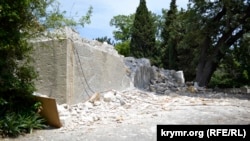  Руины на месте бывшего Дома Краснова XIX века в Ялте, 8 июня 2022 года 