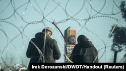 Нерэгулярныя мігранты на беларускай мяжы. Архіўнае фота