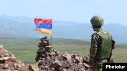 Հայաստանի ԶՈՒ զինծառայողը Ադրբեջանի հետ սահմանին մարտական հերթապահության ժամանակ, արխիվ