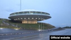 В этом "космическом" здании расположен Центр по управлению чрезвычайными ситуациями, проще – служба "112"
