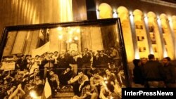 Проспект Руставели в Тбилиси сегодня стал отражением накала страстей, которые существуют сегодня в грузинском обществе. Традиционное зажжение свечей и возложение цветов к мемориалу памяти жертв 9 апреля сегодня было омрачено инцидентами