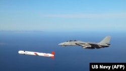 Tomahawk на фоне военного самолёта США