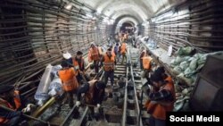 Москвада метро салып жаткан кыргыз мигранттары.