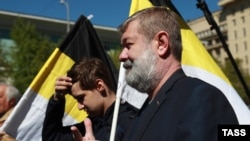 რუსი ბლოგერი, ვიაჩესლავ მალცევი (წინ) საკუთარ ვიდეოებში ხშირად ამბობს, რომ პუტინის ხელისუფლებას აუცილებლად დაასრულებს. საპროტესტო აქციაზე მოსკოვში, 2017 წლის 6 მაისი.