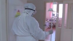 Медицинский работник в больнице, где лежат пациенты с COVID-19 и «ковидоподобной пневмонией».