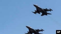 პოლონეთის შეიარაღებაში მყოფი F-16 ტიპის თვითმფრინავები სამხედრო მანევრების დროს