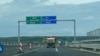 În apropiere de Margina, respectiv Holdea, șoferii trebuie să iasă de pe autostradă, pentru a ocoli cei mai puțin de 10 kilometri lipsă, după care revin pe drumul rapid.
