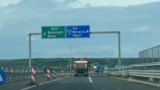 În apropiere de Margina, respectiv Holdea, șoferii trebuie să iasă de pe autostradă, pentru a ocoli cei mai puțin de 10 kilometri lipsă, după care revin pe drumul rapid.