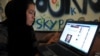 Əfqan qadın 2021-ci ildə "Taliban" hakimiyyəti ələ keçirməzdən əvvəl Kabildəki internet kafedə Facebook-a baxır.