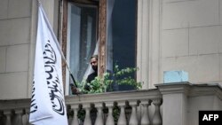 Флаг Исламского эмирата Афганистан (это название дал стране «Талибан») на балконе посольства Афганистана в Москве. 4 июля 2025 года