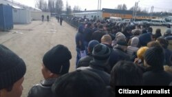 Сахарово Көп функциялуу миграциялык борборундагы узун кезек. Архивдик сүрөт.