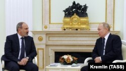 Премьер-министр Армении Никол Пашинян и президент России Владимир Путин во время встречи в Кремле