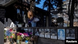A 25 éves Darka Harnik azoknak az áldozatoknak az emlékhelyén, akik egy felkapott pizzériában haltak meg egy orosz dróntámadásban Kramatorszkban