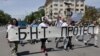 Служители на БНТ по време на синдикален протест за по-високи заплати на столичния Орлов мост, 15 май 2025 г.