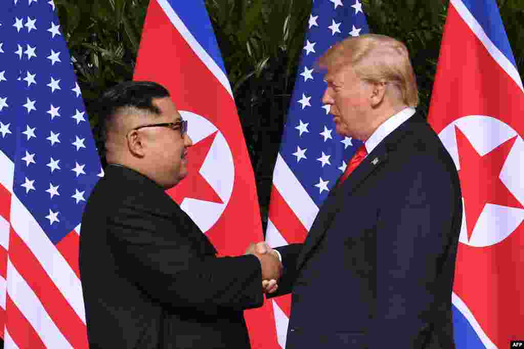 Дональд Трамп менен Ким Чен Ындын кол алышуусу.&nbsp;