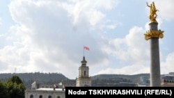 По мнению оппозиции, партия власти искусственно затягивает процесс утверждения столичного бюджета, чтобы завладеть административным ресурсом перед предстоящими выборами в органы местного самоуправления