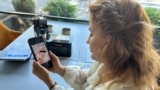 Cătălina Burcuș arată fotografia fiicei sale, Carla, care a murit în spital din cauza unei infecții nosocomiale.