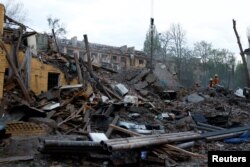 Последствия удара российской баллистической ракеты по Киеву