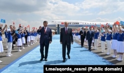 Президент Казахстана Касым-Жомарт Токаев встречает прибывшего с визитом в Астану китайского лидера Си Цзиньпина. Июнь 2025 года