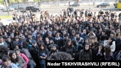 მოსწავლეთა საპროტესტო აქცია პარლამენტის წინ. 9 ნოემბერი 2010 წელი.