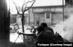 Солдаты Красной армии ведут бой в пригороде Будапешта в начале 1945 года