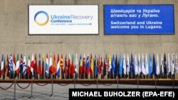 Украинаны калыбына келтирүүгө багытталган иш-чара өтүүчү жайдын кире бериши. 3-июль, 2022-жыл.