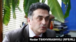 В своем открытом письме к Иванишвили Заза Хатиашвили вопрошает: "Осознаете ли вы, что, инициировав эту поправку, вы поставили себя на одну доску с Михаилом Саакашвили и Вано Мерабишвили?"
