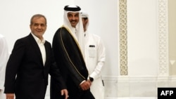 İran prezidenti Məsud Pezeşkian və Qətər əmiri Şeyx Təmim bin Həməd Al Tani Dohada birgə mətbuat konfransında.