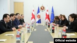 В течение пяти последних месяцев комиссия, которая решает судьбу архива тайных видеозаписей, собралась сегодня в первый и, как выяснилось, в последний раз: срок ее полномочий истекает 31 января