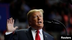Дональд Трамп Индиана штатындагы үгүт жыйынында. 5-ноябрь, 2018-жыл.