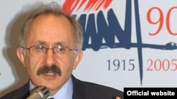 Турецкий историк Танер Акчам во время мероприятия, посвященного 90-й годовщине Геноцида армян.  