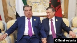 Президент Таджикистана Эмомали Рахмон и президент Узбекистана Шавкат Мирзиёев на саммите в Эр-Рияде. 21 мая 2017 года. 