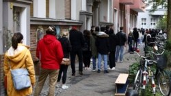 Люди в очереди на сдачу теста на COVID-19 в Берлине. Октябрь 2020 года.