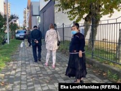 მოქალაქე, რომელიც რადიო თავისუფლების ჟურნალისტს დაუპირისპირდა საარჩევნო უბანზე