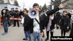 Десятки студентов Аграрного университета Грузии вышли сегодня на улицы Тбилиси