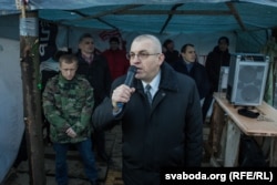 Алесь Чахольскі падчас мітынгу ў Курапатах 3 сакавіка 2017 году.