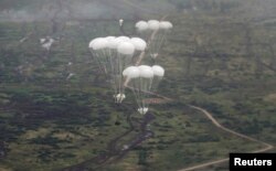 Rusiyanın hava-desant döyüş maşınları "Zapad-2021" təlimləri zamanı paraşütlə yerə atılır.