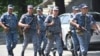 Еревандағы қарулы топ басып алған полиция бөлімшесі жанында жүрген үкімет жасағы. 17 шілде 2016 жыл.