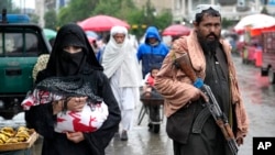 پر افغانستان د طالبانو له واکمنیدو راهیسې له شپږم ټولګیو پورته نجونې په ښوونځیو کې او د ۲۰۲۲ کال په ډیسمبر کې نجونې له پوهنتوني زده کړو راوګرځول شوې، له دې سربیره طالبانو د ښځو پر کار هم بندیز لګولی دی 