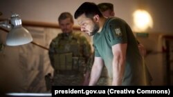 უკრაინის პრეზიდენტი ვოლოდიმირ ზელენსკი დნეპროპეტროვსკის რეგიონში უკრაინის ჯარის მოწინავე პოზიციებს ეწვია, 8 ივლისი